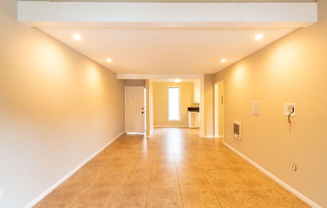 One Bedroom Condo w/ On-Site Parking Near South Coast Plaza