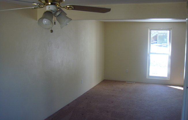 2 beds, 1 bath, $1,150, Unit 4