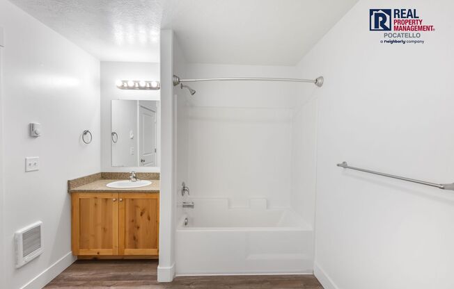 3 beds, 1 bath, 1,000 sqft, $1,000, Unit #209