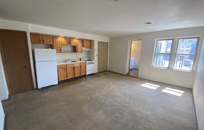 2 beds, 1 bath, $1,400, Unit 360603