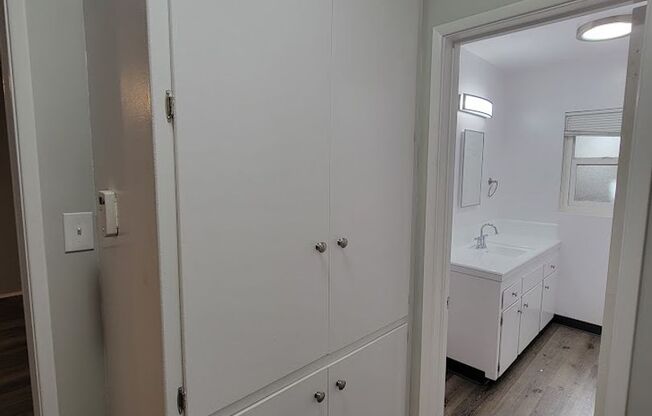 **RENT READY** 1BD/1BA WITH PARKING AND SHARED LAUNDRY WITH MOVE IN SPECIAL