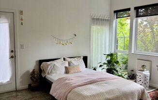 Studio, 1 bath, 600 sqft, $1,435, Unit 4