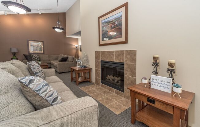 2 beds, 1 bath, $1,350, Unit B18