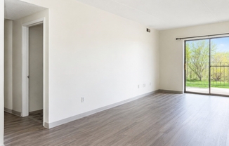 476 RIVERSIDE DR