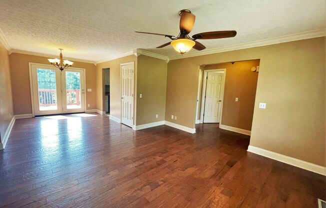 Charming 3 bed, 3 bath with bonus room and office in Maryville!