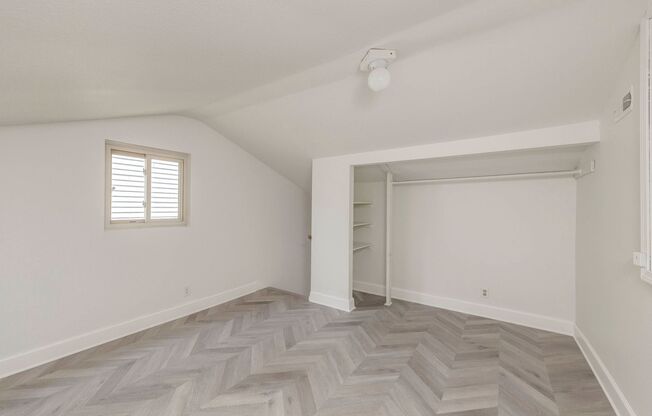 Sleeping loft off trendy Alberta St in NE Portland, washer/dryer included in the unit!!