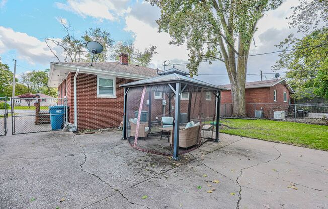 3 beds, 2 baths, $2,500