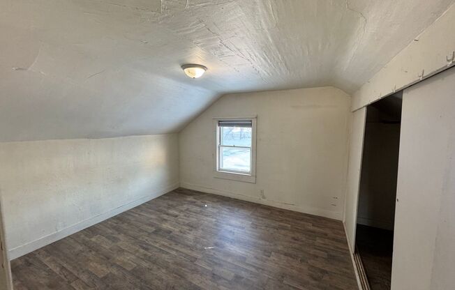 3 beds, 1 bath, $945