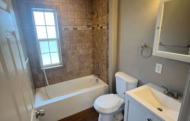 2 beds, 1 bath, 939 sqft, $1,250