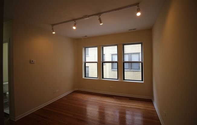 2 beds, 1 bath, $1,800, Unit 4750 #1W