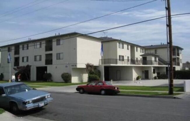 2 beds, 2 baths, $2,350, Unit 25