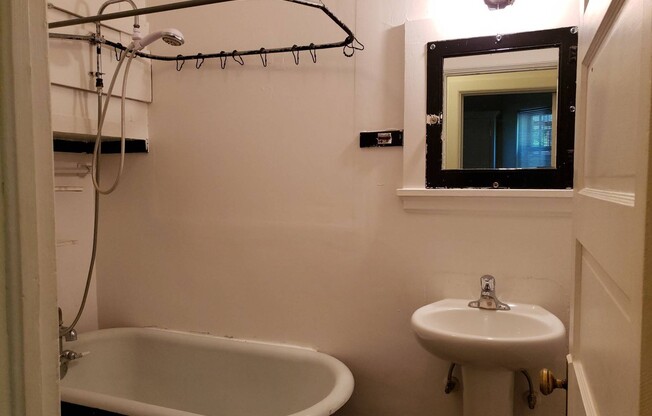 2 beds, 1 bath, $810, Unit J