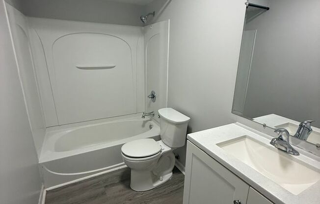 2 beds, 1 bath, 908 sqft, $835, Unit 5015 Fairmont