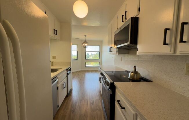Stylish 2-Bed Condo in Gated Mesa Verde Community – Prime Hayward Location!