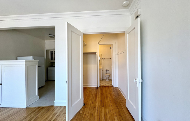 Studio Dress and Bathroom - 201