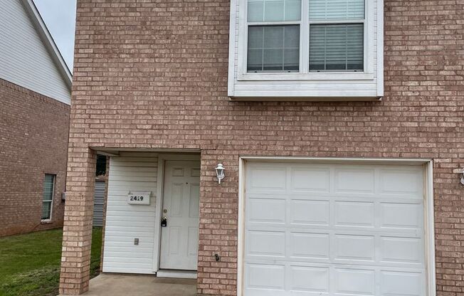 2 story town house! 3 bed 2.5 bath