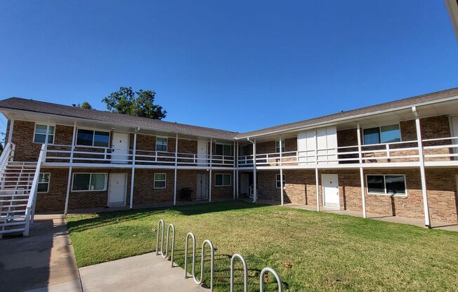 2 beds, 1 bath, $1,100, Unit 4