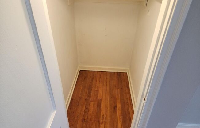 2 beds, 1 bath, 897 sqft, $2,335, Unit A-17