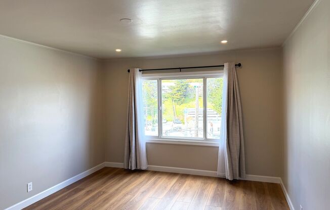 TOTAL REMODEL LARGE BRIGHT 1800sf 3BR/2BA/2GR Cayuga Terrace Home AVAILABLE NOW