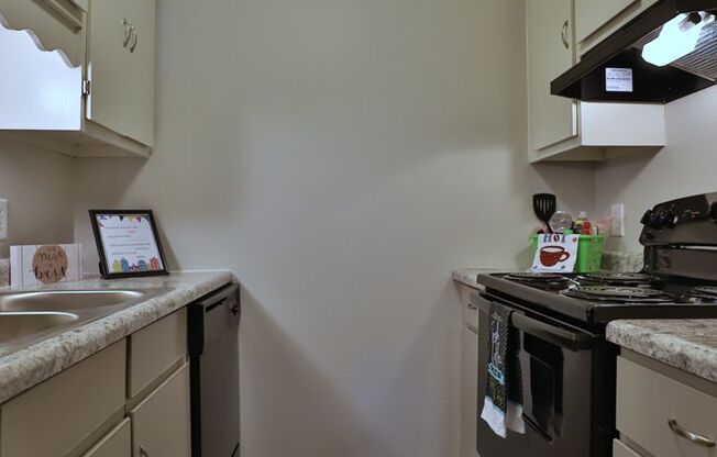 2 beds, 1.5 baths, 920 sqft, $925, Unit 1420 West Glen Avenue Apt 305