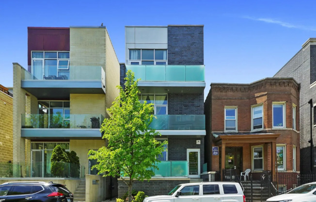 2738 N.Southport Ave