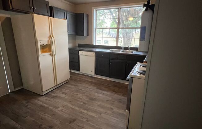 2 beds, 1 bath, $1,200