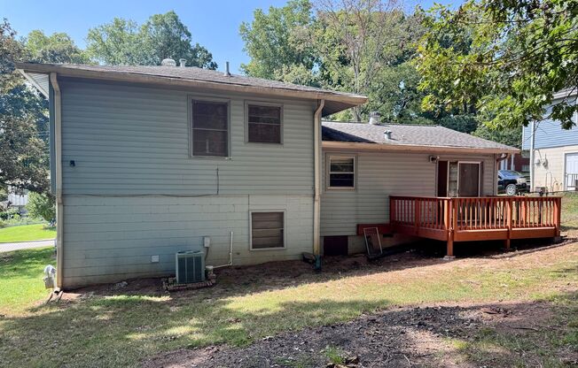 Great 3 Bedroom Mid-Centrury Split Level Home With a Retro Feel!!