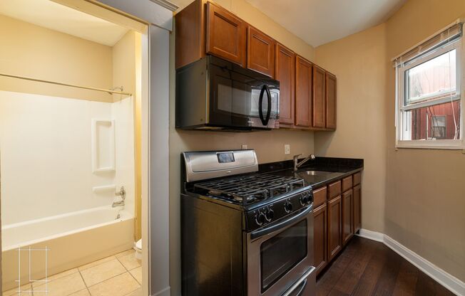 Studio, 1 bath, $925, Unit 1188.5 N. High St. Apt. 2