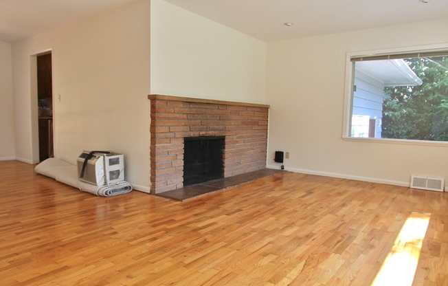 Spacious Wedgewood 3 bed/2 bath with fenced yard available for August 15th move in at $3850!