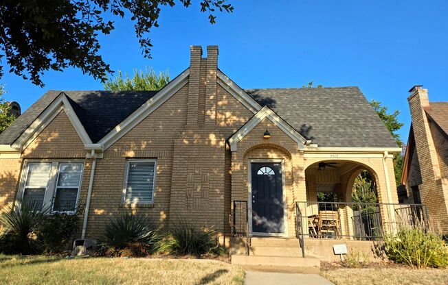 Quaint Early American Home in Bluebonnet Hills