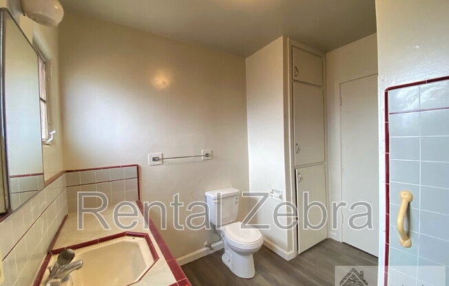1246 W 19 ST