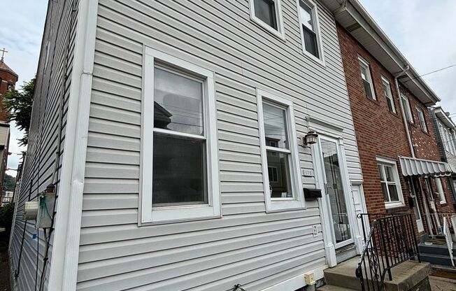 SPACIOUS 3 BEDROOM 1.5 BATH GEM IN THE SOUTH SIDE - CENTRAL AIR AND PRIVATE BACK YARD