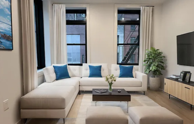 307 W 39 ST