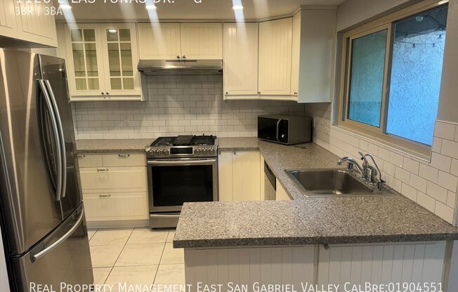 1120 E LAS TUNAS DR