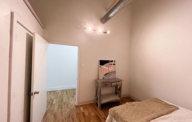 2 beds, 1 bath, 950 sqft, $1,975, Unit 707