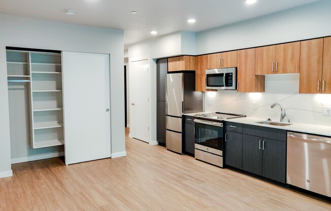 Studio, 1 bath, 460 sqft, $1,695, Unit 416