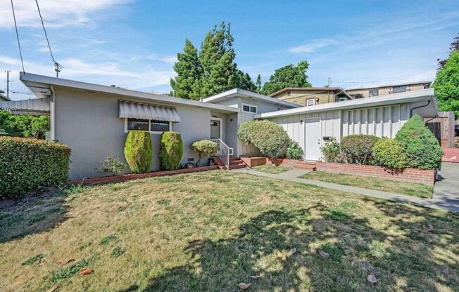 Wonderful home just a short walk to Lake Chabot!