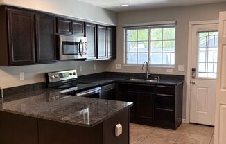 **WONDERFUL & SPACIOUS 3 BEDROOM/2.5 BATHROOM TOWNHOUSE IN CHANDLER (RAY & MCQUEEN)**