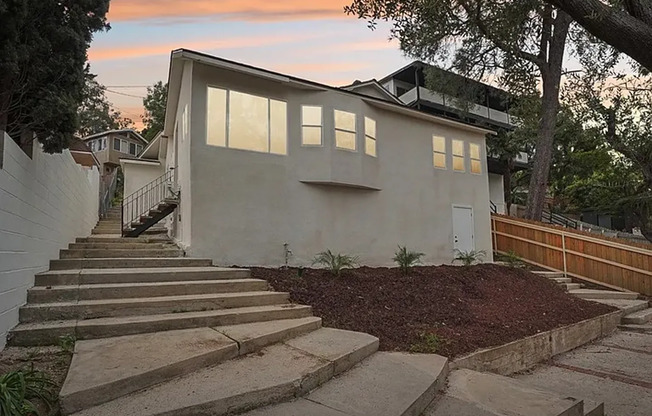 Beautifully Reimagined Hollywood Hills 3 bedroom 2 bath House with AC and Laundry Hook-ups