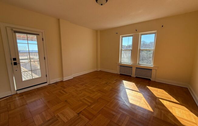 1 bed, 1 bath, 803 sqft, $2,450, Unit Royal York 1106