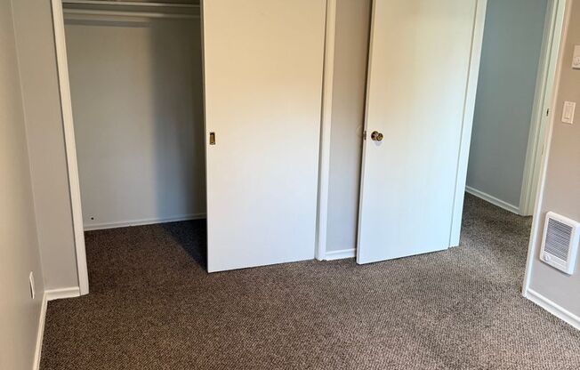 2 beds, 1 bath, 639 sqft, $1,565, Unit 11