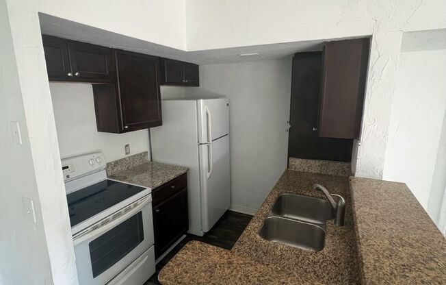 2 MONTHS FREE- LAMINATED FLOOR 2/2 CONDO! BEST LOCATION