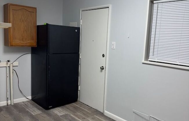 ALL PROSPECTIVE TENANTS MUST SUBMIT A ON LINE APPLICATION AND BE PRE-QUALIFIED PRIOR TO ANY SHOWINGS.