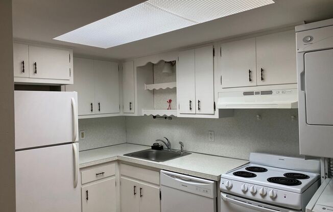 2 beds, 1 bath, $1,625, Unit F06