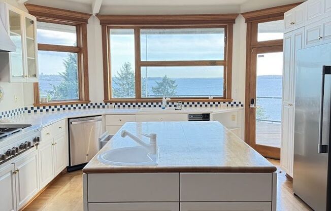 Kirkland Single Family House with stunning view!!