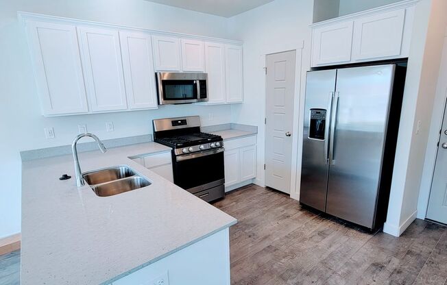 Incredible IVORY TOWNHOME!!
