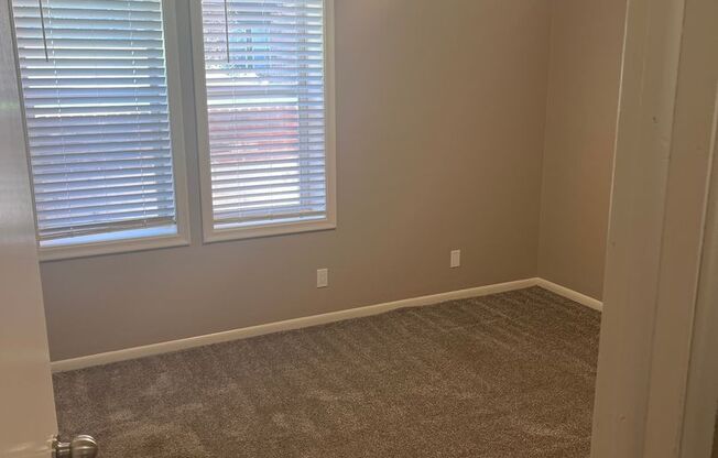 2 beds, 1 bath, 948 sqft, $1,179, Unit 032