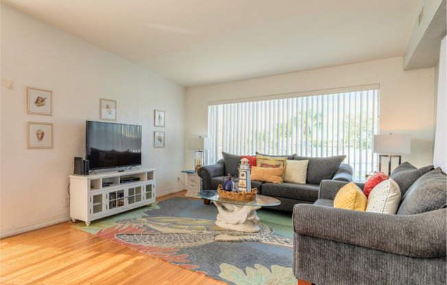 8 FOUNTAINEBLEAU CIR