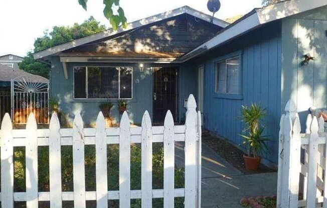 Cozy Single-Story 2 Bed/2 Bath Home In Lake Elsinore!