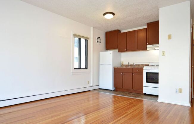 1 bed, 1 bath, 410 sqft, $915, Unit 1 - 05